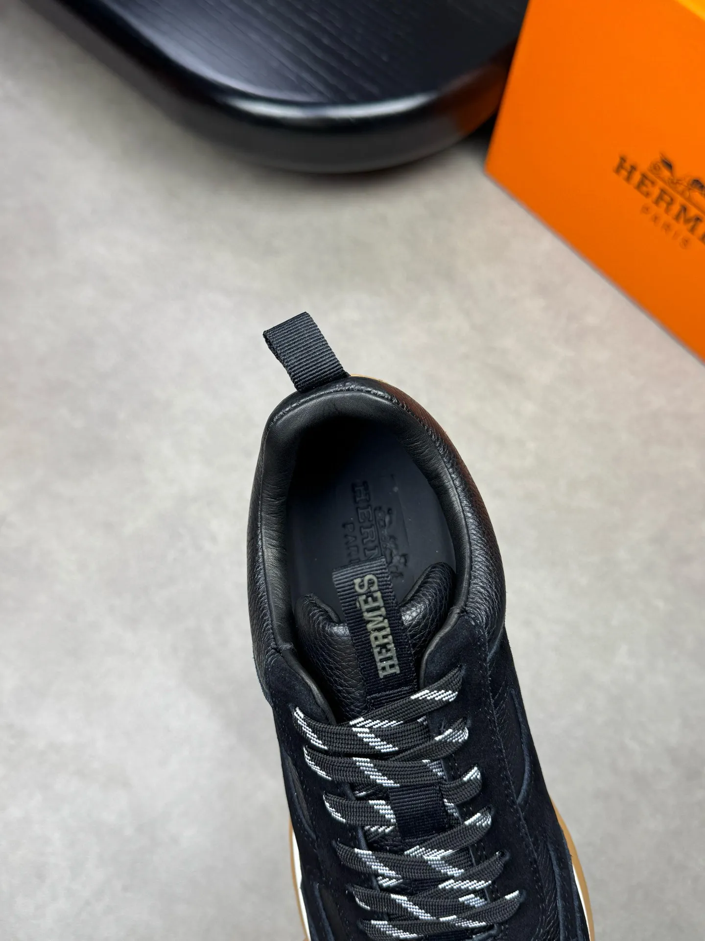 [HERMES] Hermes men's shoes 💰: 800💰 - High-end quality original items 🔍🔍🔍 casual sports shoes - Upper: 🔝 pebbled calfskin, suede calfskin, shoe body forged ´H´ totem, tongue webbing injection molded brand logo - Lining: brand canvas, foot pads; water-dyed cowhide -Outsole: Ultra-light T men's shoes 💰U foam; two-color molded outsole -Ultra-high quality control and fine workmanship: highlighted (high-end, extravagance, grade) -Size: 38-44 (45, can be customized)